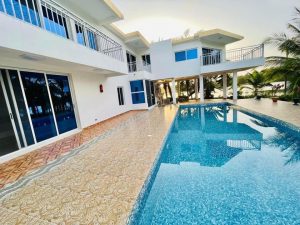 VILLA -05 PIÈCES- ASSINIE PK17.400 SUR UNE ÎLE