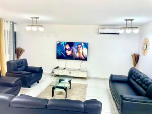 Villa meublée de 04 pièces disponible à Angré, Abidjan, Côte d&rsquo;Ivoire