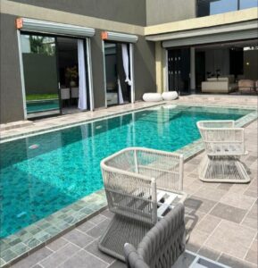 Villa triplex meublée de 07 pièces disponible à la riviera golf 04 M&rsquo;badon, Abidjan, Côte d&rsquo;Ivoire
