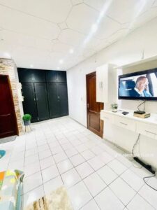 studio spacieux meublé disponible à Air France 3, Bouaké, Côte-d’Ivoire
