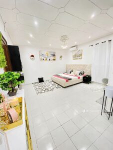 studio spacieux meublé disponible à Air France 3, Bouaké , Côte-d’Ivoire