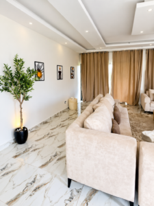 Villa meublée de 03 pièces disponible avec piscine à Tiassalé, Côte d&rsquo;Ivoire
